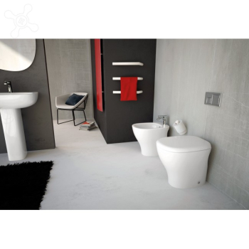 Sanitari Ten a terra distanziati da muro con sedile slim softclose di Art Ceram