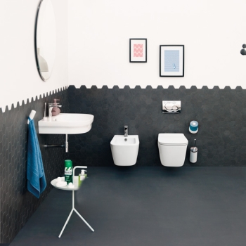 Sanitari A16 sospesi senza brida cm. 52x36 con sedile slim soft close di Art Ceram