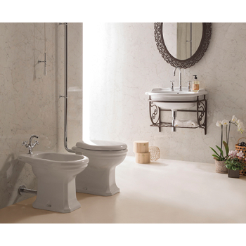 Sanitari Paestum a terra distanziati da muro cm. 57x37 con sedile in poliestere softclose di Ceramica Globo