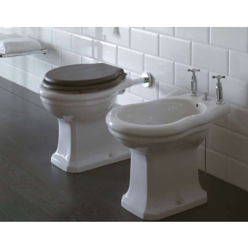 Sanitari a terra distanziati da parete Paestum con copriwc in legno a discesa rallentata di Ceramica Globo