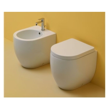 Sanitari Flo mini filomuro salvaspazio senza brida cm. 48x36 con sedile avvolgente chiusura standard di Ceramica Kerasan