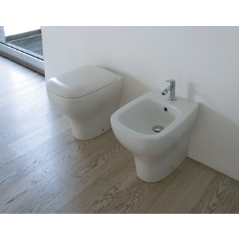 Sanitari a terra filomuro monoblocco Genesis con copriwc standard di Ceramica Globo