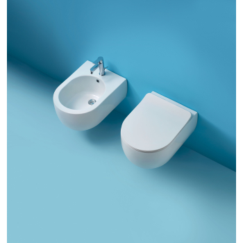 Sanitari Flo mini sospesi salvaspazio cm. 50x36 con sedile avvolgente chiusura standard di Ceramica Kerasan