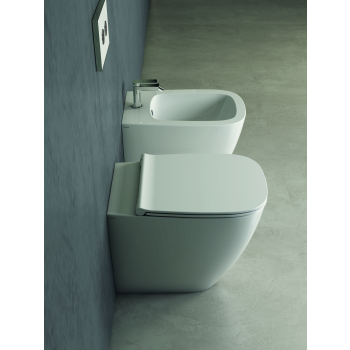 Sanitari Genesis filomuro scarico traslato senza brida cm. 55x36 con sedile sottile softclose di Ceramica Globo