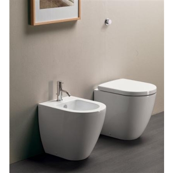 Sanitari Pura filomuro senza brida con sedile sottile softclose