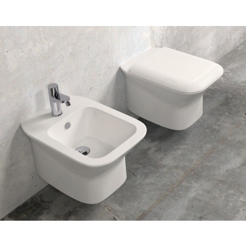 Sanitari Prua sospesi con sedile avvolgente softclose di Ceramica Azzurra