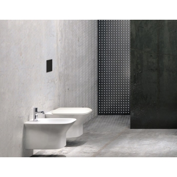 Sanitari Prua sospesi senza brida con sedile avvolgente softclose di Ceramica Azzurra