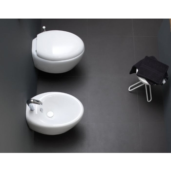 Sanitari Touch sospesi senza brida con sedile softclose di Ceramica GSG